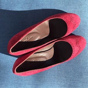 New Boden fuchsia/magenta suede heel pumps. Size38